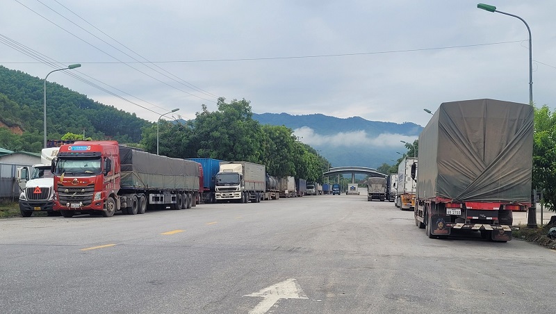 Nhiều phương tiện vận tải "nằm chờ " d&agrave;i ng&agrave;y ở khu vực Cổng B khu Kinh tế Cửa khẩu Quốc tế Cầu Treo huyện Hương Sơn