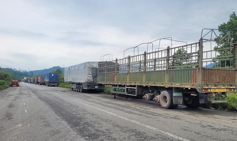 C&aacute;c phương tiện vận tải cỡ lớn chuy&ecirc;n tuyến Việt- L&agrave;o ở huyện Hương Sơn nằm phơi nắng mưa suốt hơn 1 th&aacute;ng nay