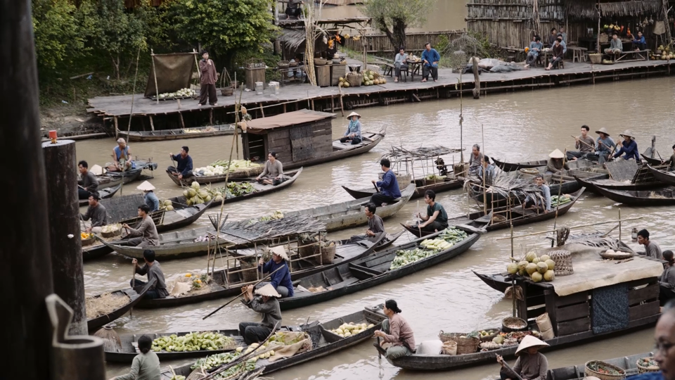 Cảnh người d&acirc;n đi thuyền bu&ocirc;n b&aacute;n tr&ecirc;n s&ocirc;ng nước.