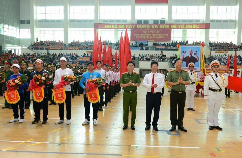 L&atilde;nh đạo tỉnh Nam Định, đại diện Bộ C&ocirc;ng an tặng hoa, cờ lưu niệm cho c&aacute;c đơn vị tham gia PCCC v&agrave; CNCH. Ảnh CTV