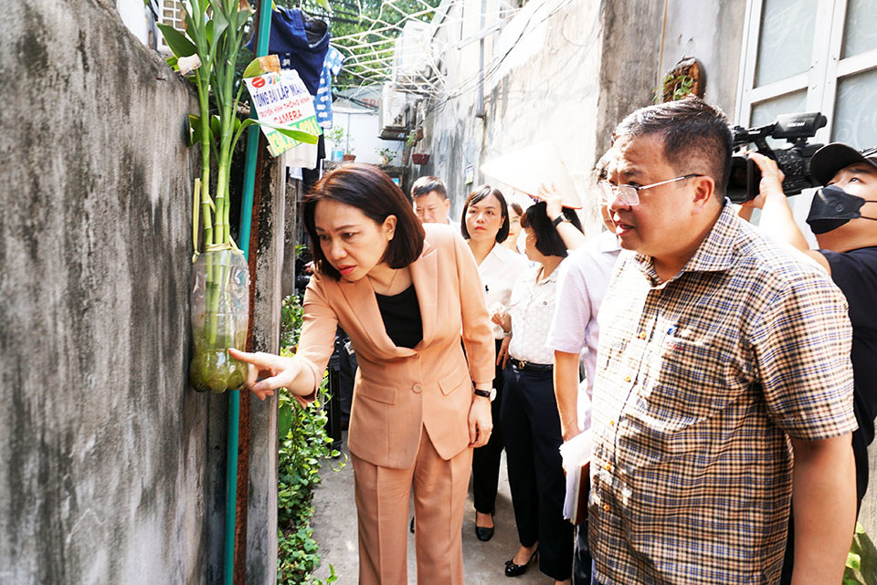 Qua kiểm tra nhanh phường Định C&ocirc;ng, quận Ho&agrave;ng Mai, cụ thể l&agrave; tại một số khu vực nh&agrave; trọ, nh&agrave; d&acirc;n, trường Mầm non, Ph&oacute; Chủ tịch UBND TP H&agrave; Nội nhận định, c&ograve;n nhiều vấn đề tồn tại, tiềm ẩn nhiều nguy cơ b&ugrave;ng ph&aacute;t dịch SXH.