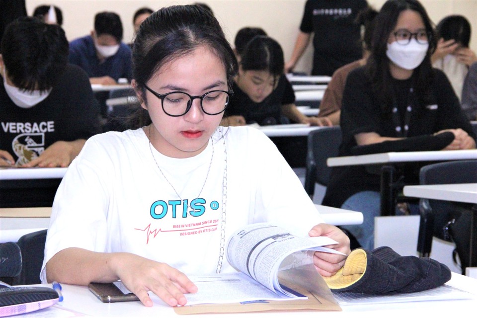 Sinh viên Khóa 68 - Trường ĐH Khoa học Tự nhiên, ĐH Quốc gia Hà Nội làm thủ tục nhập học (Ảnh: HUS)