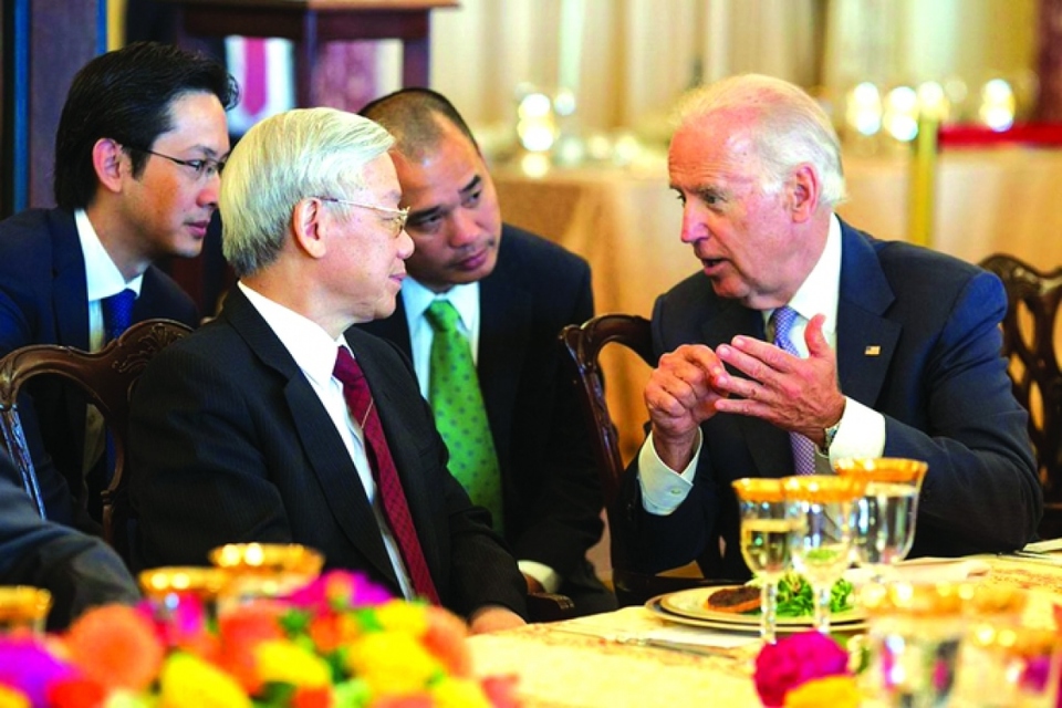 Tổng B&iacute; thư Nguyễn Ph&uacute; Trọng v&agrave; Ph&oacute; Tổng thống Joe Biden tại buổi chi&ecirc;u đ&atilde;i trọng thể của ch&iacute;nh phủ Mỹ ng&agrave;y 7/7/2015. Ảnh: TWITTER