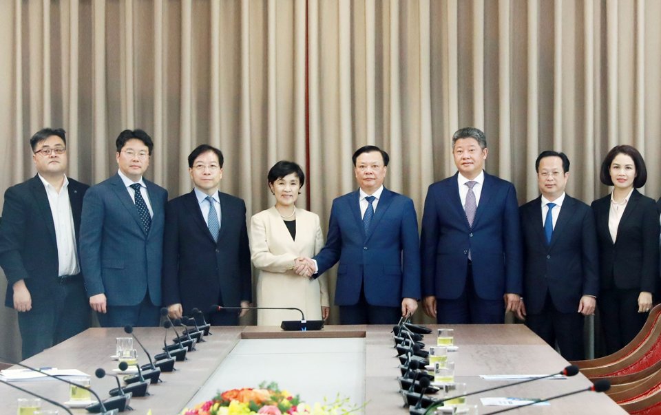 Bí thư Thành ủy Hà Nội Đinh Tiến Dũng tiếp và làm việc cùng Đại sứ tỉnh Gyeonggi (Hàn Quốc) Kang Kum-sil. Ảnh: Thanh Hải