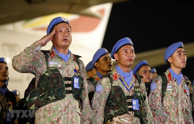 Đội C&ocirc;ng binh số 1 thực hiện nghi lễ ch&agrave;o cờ tại S&acirc;n bay Quốc tế Nội B&agrave;i. (Ảnh: An Đăng/TTXVN) &nbsp;