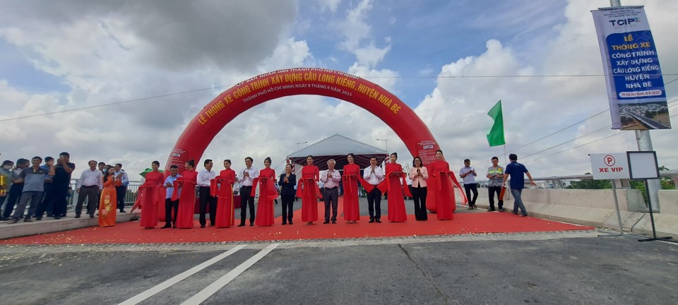 Chủ tịch HĐND TP Hồ Ch&iacute; Minh Nguyễn Thị Lệ c&ugrave;ng l&atilde;nh đạo sở, ng&agrave;nh cắt băng th&ocirc;ng cầu Long Kiểng.