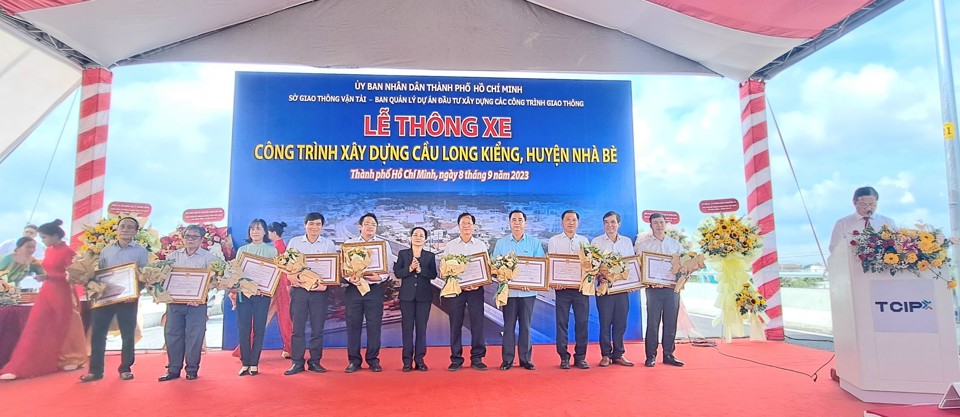 Chủ tịch HĐND TP Hồ Ch&iacute; Minh Nguyễn Thị Lệ trao tặng bằng khen của UBND TP cho c&aacute;c hộ d&acirc;n b&agrave;n giao mặt bằng sớm nhất để x&acirc;y cầu.