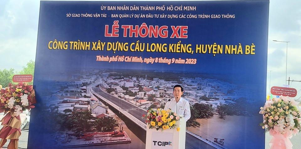 &Ocirc;ng Lương Minh Ph&uacute;c cam kết sẽ ho&agrave;n th&agrave;nh đ&uacute;ng tiến độ đối với nhiều c&ocirc;ng tr&igrave;nh x&acirc;y dựng cầu nếu được giao mặt bằng đ&uacute;ng tiến độ.