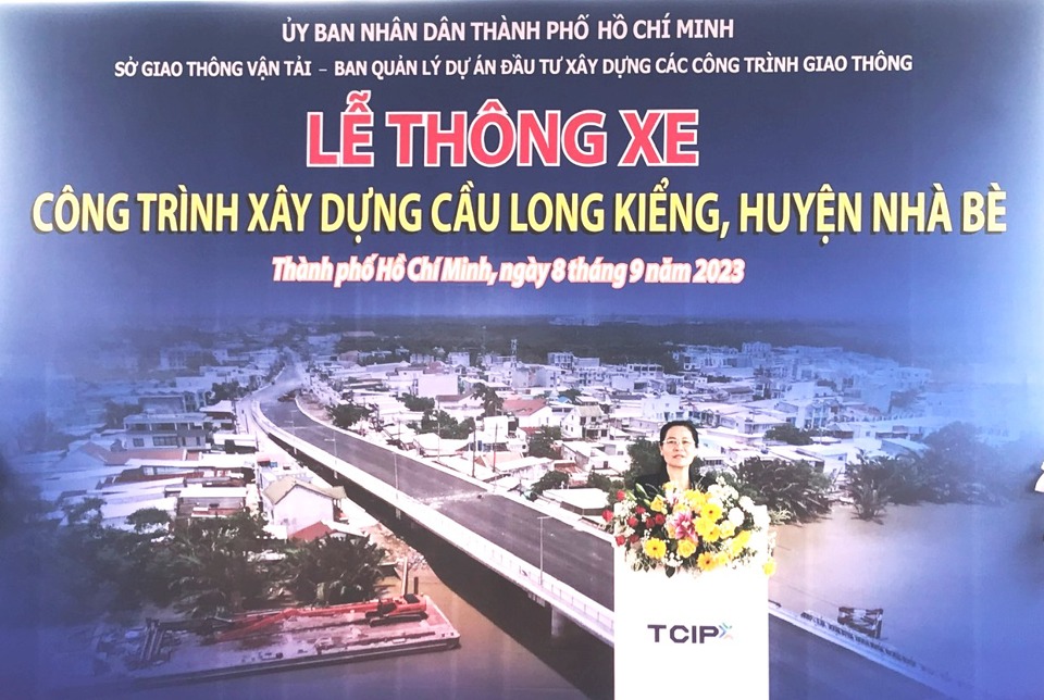 Chủ tịch HĐND TP Hồ Ch&iacute; Minh Nguyễn Thị Lệ thay mặt TP biểu dương th&agrave;nh t&iacute;ch của Ban QLDA Đầu tư x&acirc;y dựng c&aacute;c c&ocirc;ng tr&igrave;nh giao th&ocirc;ng.