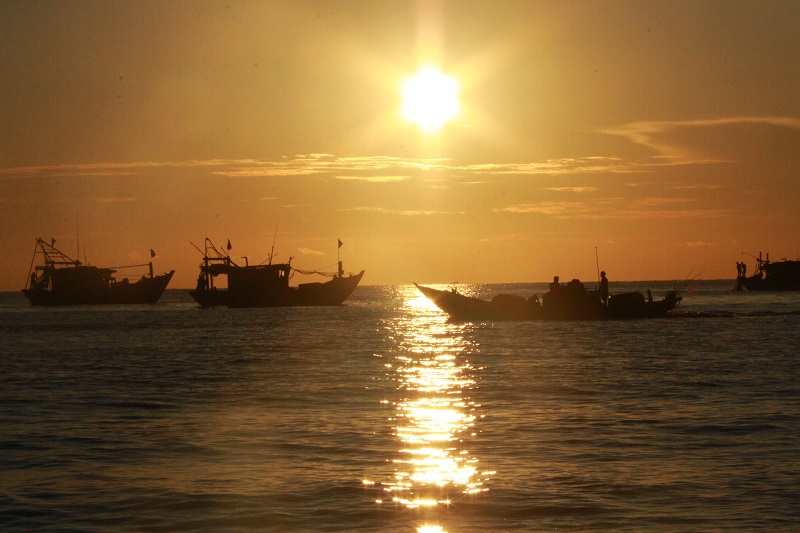 Ngư d&acirc;n v&ugrave;ng biển Cẩm Nhượng, huyện Cẩm Xuy&ecirc;n vươn khơi đ&aacute;nh bắt thủy sản.