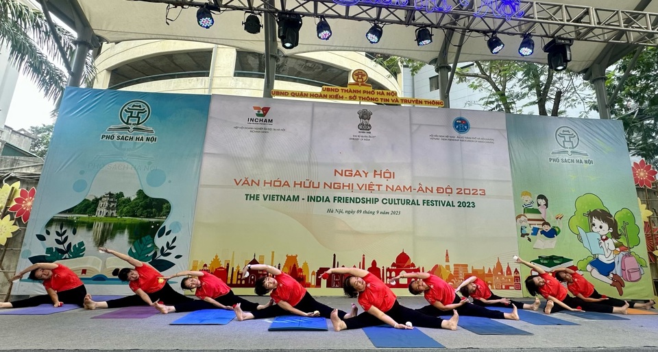 Tr&igrave;nh diễn Yoga tại Ng&agrave;y hội Văn h&oacute;a hữu nghị Việt Nam-Ấn Độ 2023.