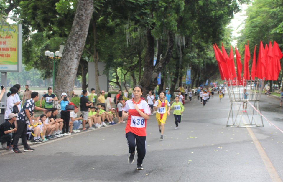 Để đảm bảo chất lượng, hiệu quả, th&agrave;nh c&ocirc;ng của Giải, UBND quận Hai B&agrave; Trưng - Ban Tổ chức Giải đ&atilde; giao nhiệm vụ cho c&aacute;c cơ quan chuy&ecirc;n m&ocirc;n, đơn vị triển khai kiểm tra chạy ti&ecirc;u chuẩn phổ th&ocirc;ng tại c&aacute;c đơn vị trực thuộc