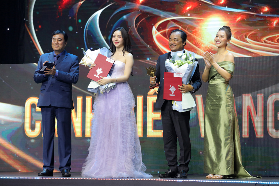 Diễn vi&ecirc;n Quỳnh Kool thắng giải nữ ch&iacute;nh xuất sắc phim truyện truyền h&igrave;nh với diễn xuất ấn tượng phim "Đừng l&agrave;m mẹ c&aacute;u".