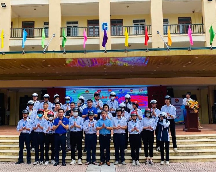 C&aacute;c đơn vị tham gia đ&atilde; trao tặng mũ bảo hiểm cho học sinh trường THPT Bắc Thăng Long.
