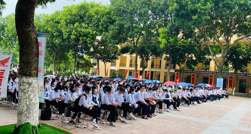 Hơn 1.000 học sinh trường THPT Bắc Thăng Long tham gia buổi lễ tuy&ecirc;n truyền.