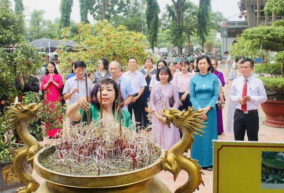 C&aacute;c đại biểu d&acirc;ng hương tưởng niệm Ho&agrave;ng th&aacute;i hậu Ỷ Lan tại đền thờ Nguy&ecirc;n phi Ỷ Lan.