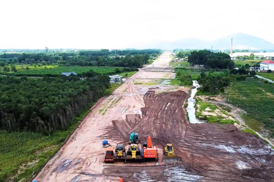 Cao t&ocirc;́c Bi&ecirc;n Hòa - Vũng Tàu vừa ch&acirc;̣m ti&ecirc;́n đ&ocirc;̣, vừa đ&ocirc;̣i v&ocirc;́n (Ảnh: Đinh&nbsp; Hùng).