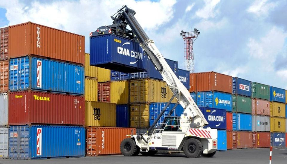 Giá dịch vụ b&ocirc;́c dỡ container cảng bi&ecirc;̉n nước ta đang ở mức th&acirc;́p nh&acirc;́t th&ecirc;́ giới.