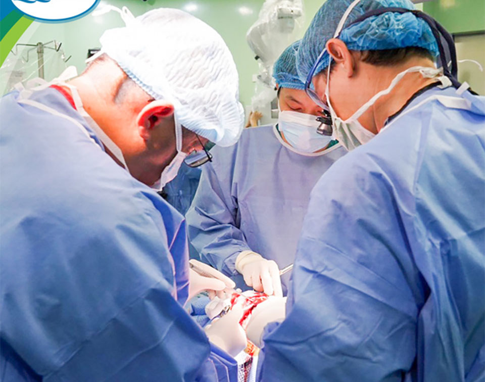 Bác sĩ L&ecirc; Nam Thắng c&ugrave;ng ekip thực hiện phẫu thuật cắt bỏ ổ động kinh phức tạp.