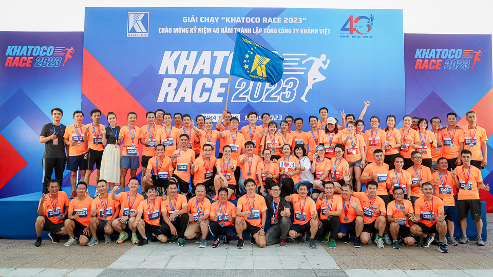 Giải chạy Khatoco Race 2023 lần đầu ti&ecirc;n được Khatoco tổ chức đ&atilde; thu h&uacute;t đ&ocirc;ng đảo người lao động tham gia, mang đến những trải nghiệm thể thao đầy kịch t&iacute;nh, h&agrave;o hứng, phấn khởi, g&oacute;p phần th&uacute;c đẩy lối sống năng động, t&iacute;ch cực tập luyện thể dục thể thao của người lao động Khatoco.&nbsp;