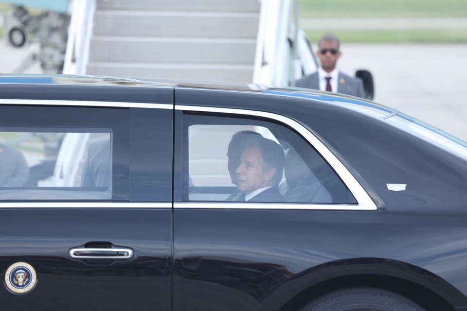 Xe chở Tổng thống Mỹ Joe Biden rời s&acirc;n bay Nội B&agrave;i.&nbsp;