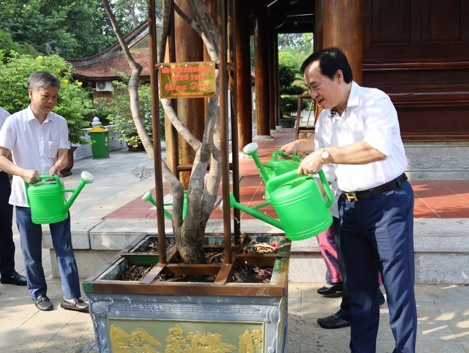 Đo&agrave;n c&ocirc;ng t&aacute;c quận T&acirc;y Hồ trồng 2 c&acirc;y hoa giấy tại&nbsp;khu di t&iacute;ch Quốc gia đặc biệt thuộc x&atilde; Kim Li&ecirc;n, huyện Nam Đ&agrave;n, tỉnh Nghệ An.