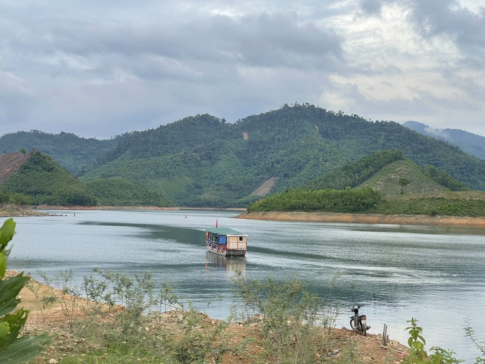 Quảng Ng&atilde;i c&oacute; diện t&iacute;ch mặt nước hồ chứa thủy lợi, thủy điện, hồ chứa tự nhi&ecirc;n kh&aacute; lớn.