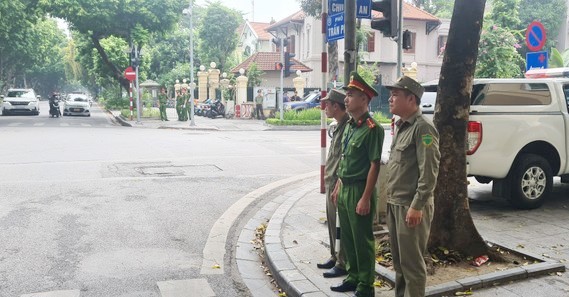 Thượng &uacute;y Ng&ocirc; Việt Đức c&ugrave;ng c&aacute;c đội vi&ecirc;n bảo vệ d&acirc;n phố trong c&aacute;c trực s&aacute;ng 11-9 tại khu vực phố Chu Văn An.