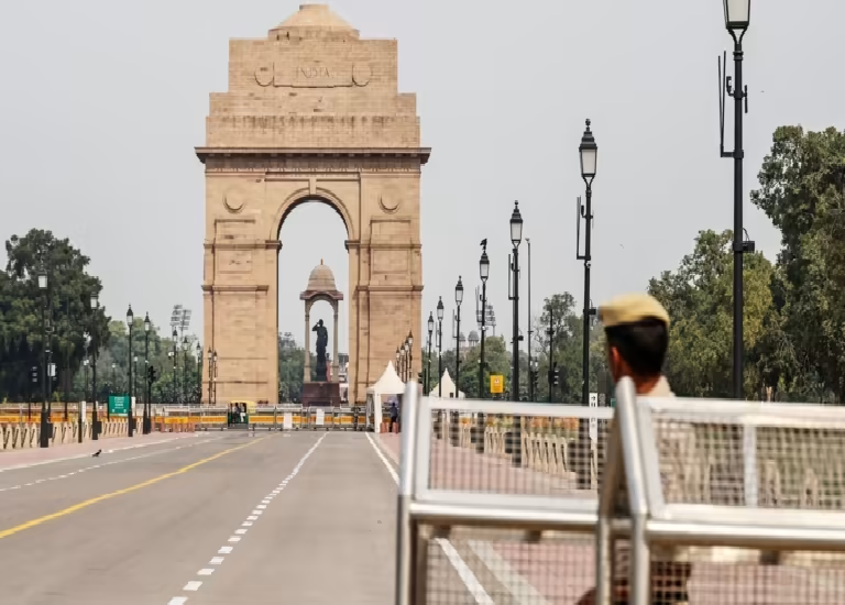 Đường v&agrave;o Cổng Ấn Độ, New Delhi đ&atilde; tạm thời đ&oacute;ng cửa để đảm bảo an ninh.&nbsp; Nguồn: Nikkei Asia