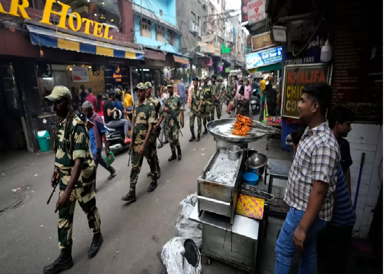 Lực lượng b&aacute;n qu&acirc;n sự tuần tra khu phố cổ của New Delhi. Nguồn: Nikkei Asia