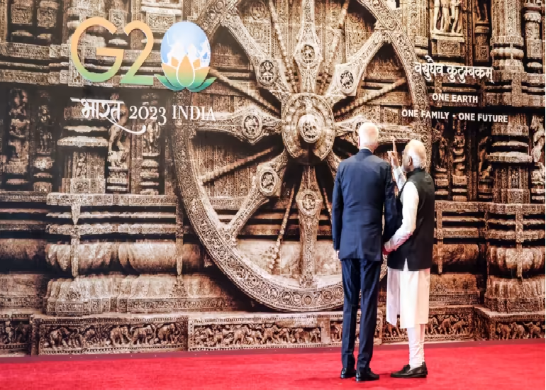 &Ocirc;ng Modi giới thiệu với Tổng thống Mỹ Joe Biden bức tranh tường về b&aacute;nh xe đền Konark Sun Temple, bang Odisha, Ấn Độ. Ảnh: Nikkei Asia