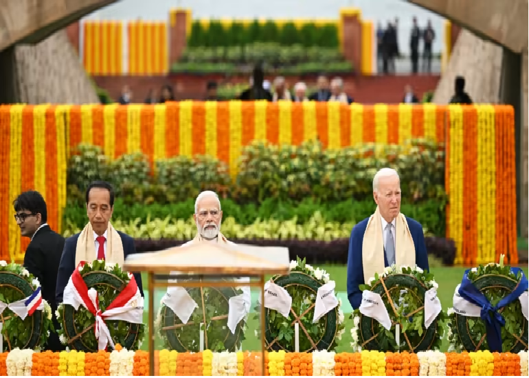 Tổng thống Indonesia Joko Widodo đứng cạnh &ocirc;ng Modi v&agrave; &ocirc;ng Biden tại Raj Ghat. Nguồn: Nikkei Asia