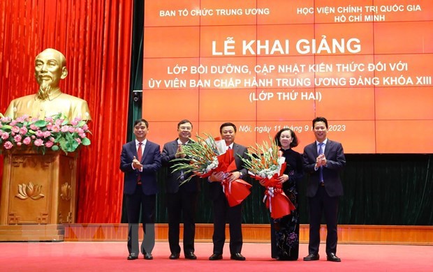 Ban Tổ chức lớp học tặng hoa b&agrave; Trương Thị Mai v&agrave; Gi&aacute;o sư-Tiến sỹ Nguyễn Xu&acirc;n Thắng. (Ảnh: Văn Điệp/TTXVN) &nbsp;