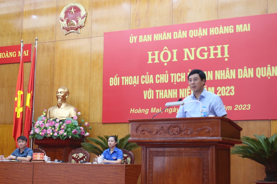Chủ tịch UBND quận Ho&agrave;ng Mai Nguyễn Minh T&acirc;m trả lời c&aacute;c kiến nghị. Ảnh HM