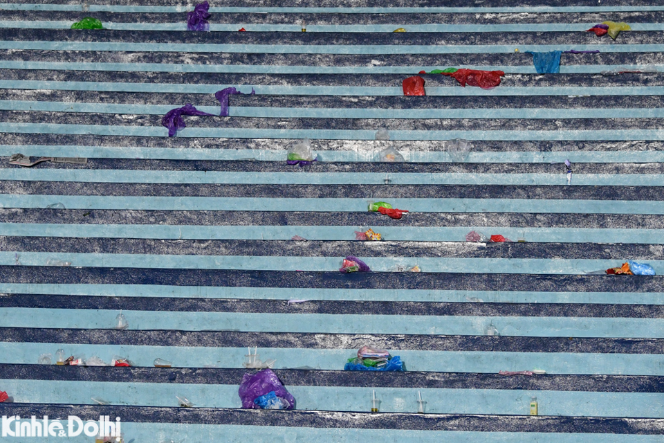 Khán đài sân Thiên Trường ngập rác sau trận thắng của tuyển Việt Nam - Ảnh 2