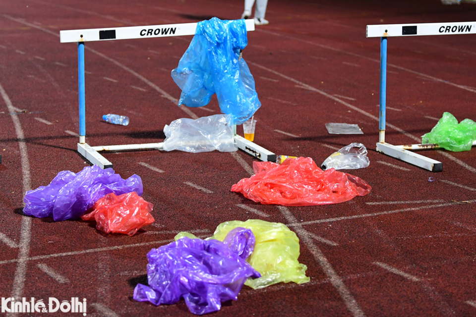 Khán đài sân Thiên Trường ngập rác sau trận thắng của tuyển Việt Nam - Ảnh 6