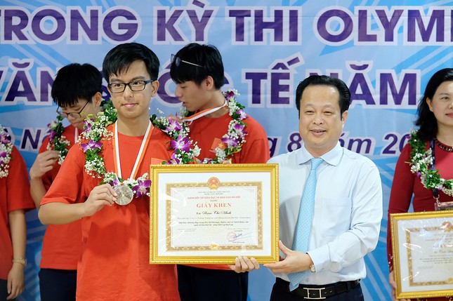 Giám đốc Sở GD&ĐT Trần Thế Cương trao thưởng cho em Phạm Thế Minh, Trường THPT chuyên Hà Nội- Amsterdam, học sinh đạt Huy chương Bạc tại Kỳ thi IOAA 2023