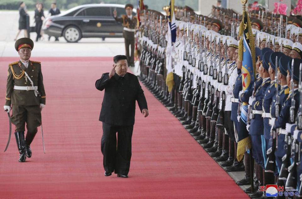 Nh&agrave; l&atilde;nh đạo Triều Ti&ecirc;n Kim Jong-un ở thủ đ&ocirc; B&igrave;nh Nhưỡng, trước khi l&ecirc;n t&agrave;u tới Nga h&ocirc;m 10/9/2023. Ảnh: KCNA