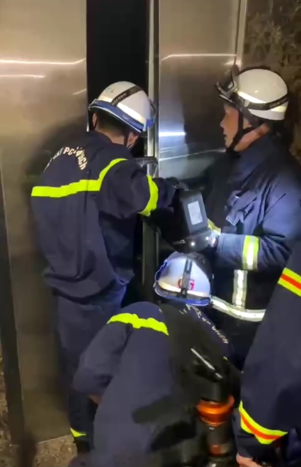 Giải cứu bé gái bị mắc kẹt trong thang máy ở tòa nhà Hà Nội Paragon - Ảnh 1