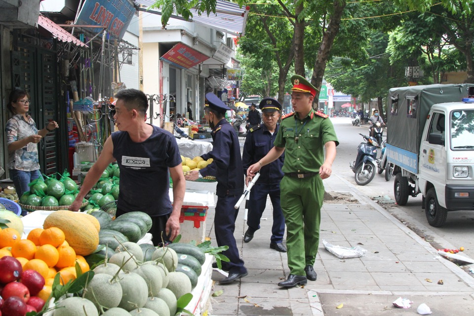 Lực lượng chức năng phường Xu&acirc;n La kiểm tra, xử l&yacute; c&aacute;c trường hợp lấn chiếm vỉa h&egrave; l&agrave;m nơi kinh doanh.