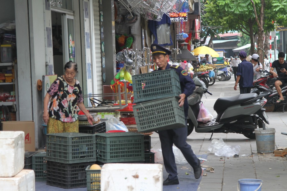 Lực lượng chức năng thu giữ c&aacute;c vật dụng lấn chiếm vỉa h&egrave; l&agrave;m nơi kinh doanh.