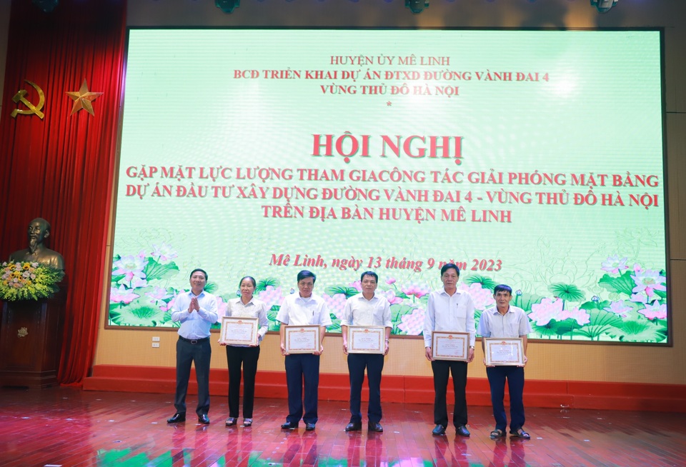 B&iacute; thư Huyện ủy M&ecirc; Linh Nguyễn Thanh Li&ecirc;m tặng Giấy khen cho 5 tập thể