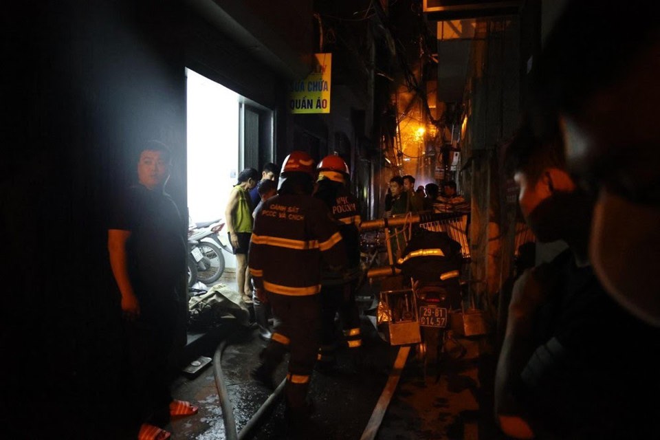 Cháy chung cư ở Thanh Xuân, hàng trăm cảnh sát xuyên đêm cứu nạn, cứu hộ - Ảnh 3