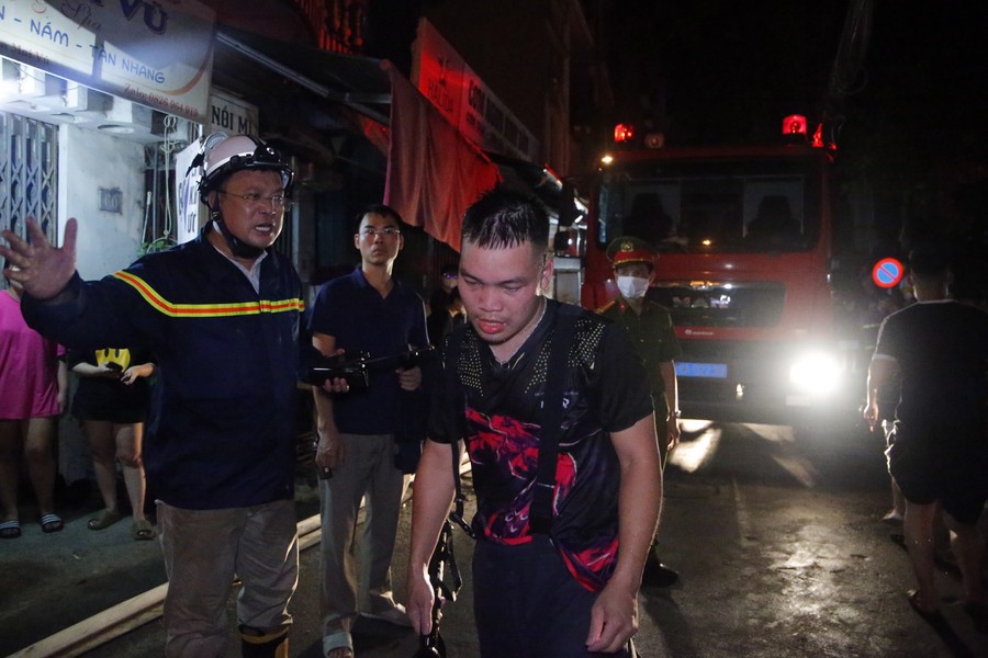 Xúc động hình ảnh lính cứu hỏa trắng đêm chữa cháy chung cư ở Thanh Xuân - Ảnh 9