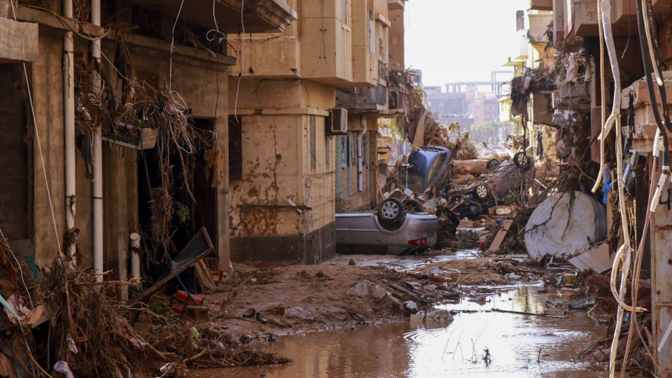 Những chiếc &ocirc; t&ocirc; bị lật ngửa trong đống đổ n&aacute;t do lũ qu&eacute;t ở Derna, miền Đ&ocirc;ng Libya. Ảnh:&nbsp;Aljazeera