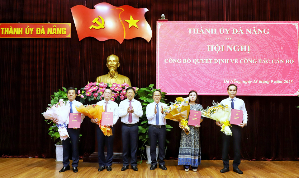 Ông Nguyễn Duy Minh (bìa phải) cùng các cán bộ chủ chốt của Đà Nẵng được trao quyết định điều động công tác.