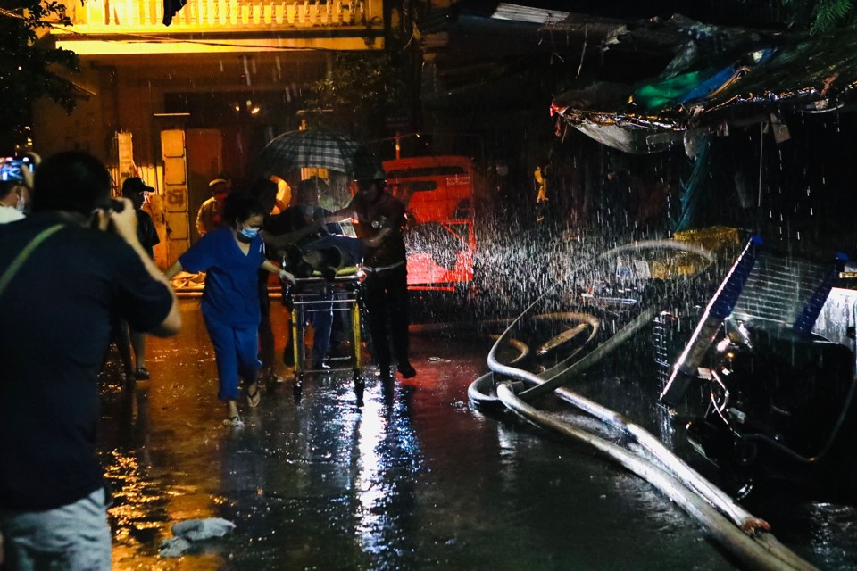 Xúc động hình ảnh lính cứu hỏa trắng đêm chữa cháy chung cư ở Thanh Xuân - Ảnh 4