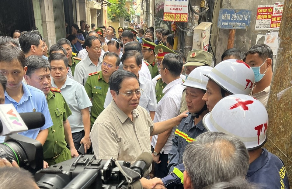 Thủ tướng Phạm Minh Ch&iacute;nh trực tiếp thị s&aacute;t hiện trường vụ ch&aacute;y chung cư xảy ra tr&ecirc;n địa b&agrave;n phường Khương Đ&igrave;nh, quận Thanh Xu&acirc;n, TP H&agrave; Nội .