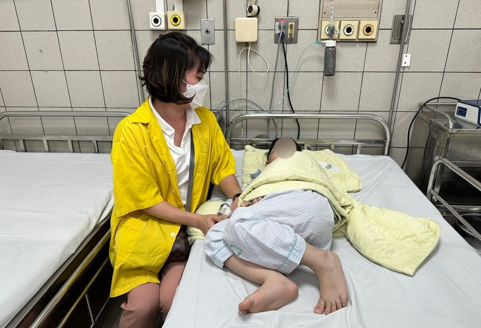 Cô Đoàn Thị Thu Hà (giáo viên Trường Mầm non Việt Linh, quận Thanh Xuân) chăm một bệnh nhi đang điều trị tại Bệnh viện Bạch Mai. Cô giáo như người mẹ hiền ở bên cạnh con trong lúc khó khăn.