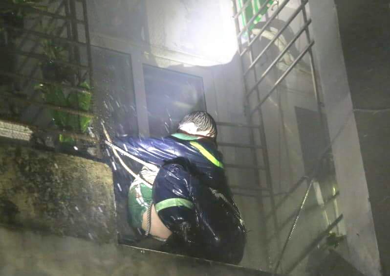 Lực lượng Cảnh s&aacute;t PCCC cứu người bị nạn trong vụ ch&aacute;y chung cư ở Thanh Xu&acirc;n tối 12/9.